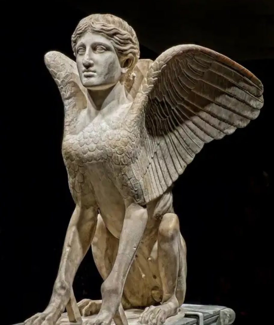 Статуя сфинкс в Греции